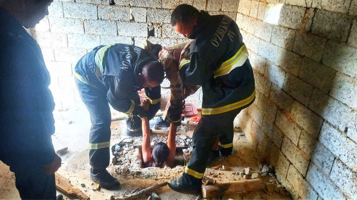 Девочка провалилась в яму туалета и позвонила в МЧС