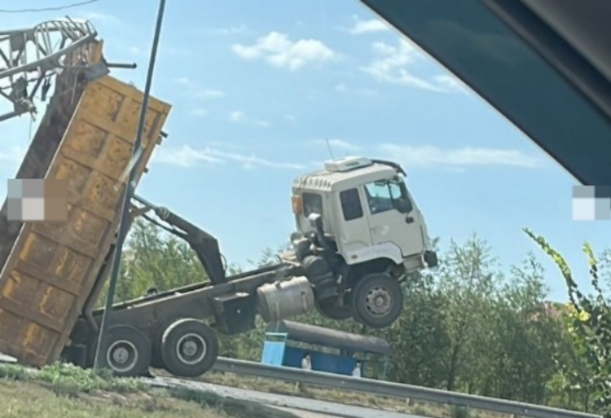 Самосвал зацепил арку кузовом и устроил затор в Актобе