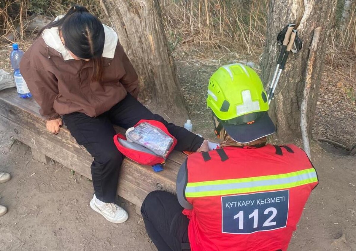 Девушка травмировала ногу во время похода на Кок-Жайляу