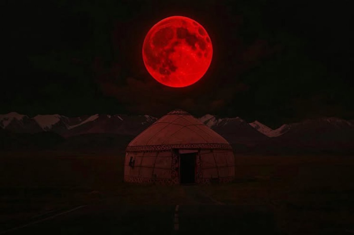 Кадрами "кровавой луны" делятся казахстанцы