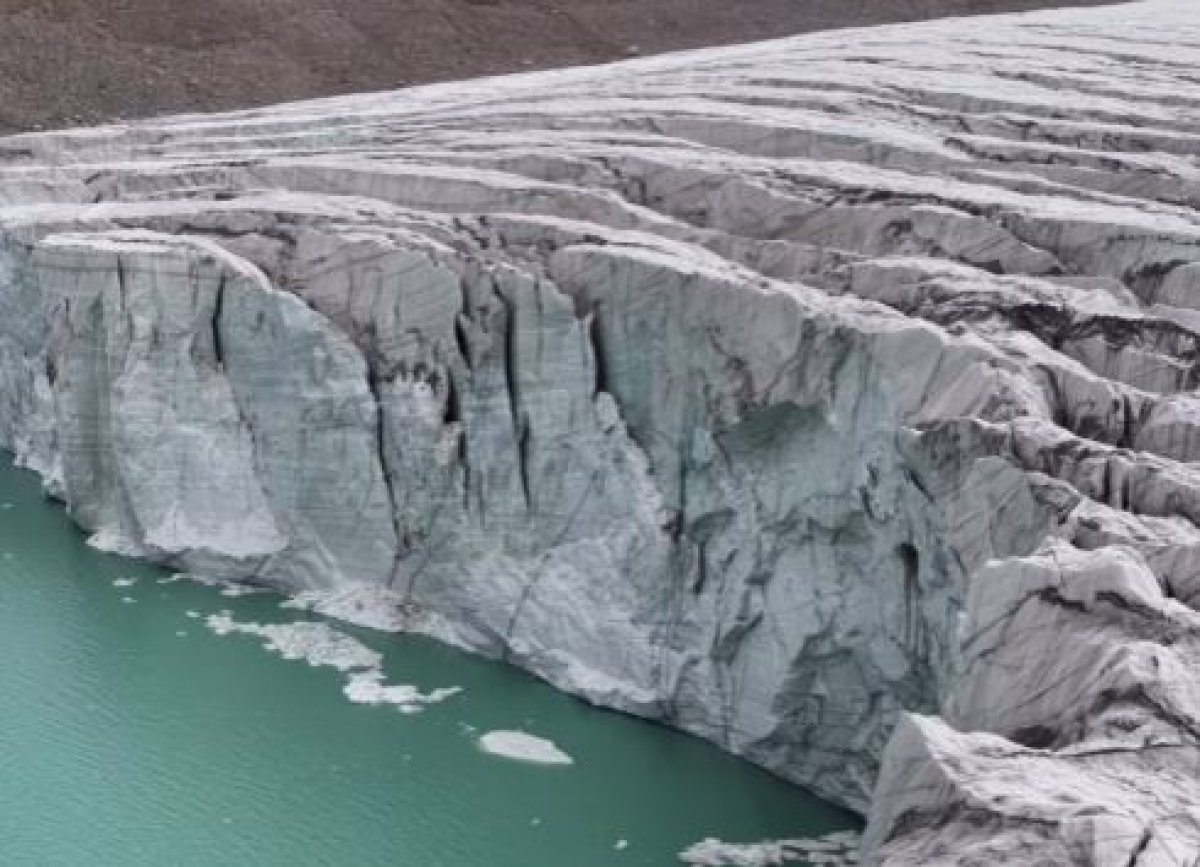 Ледяное чудо Кыргызстана попало в объектив казахстанского блогера