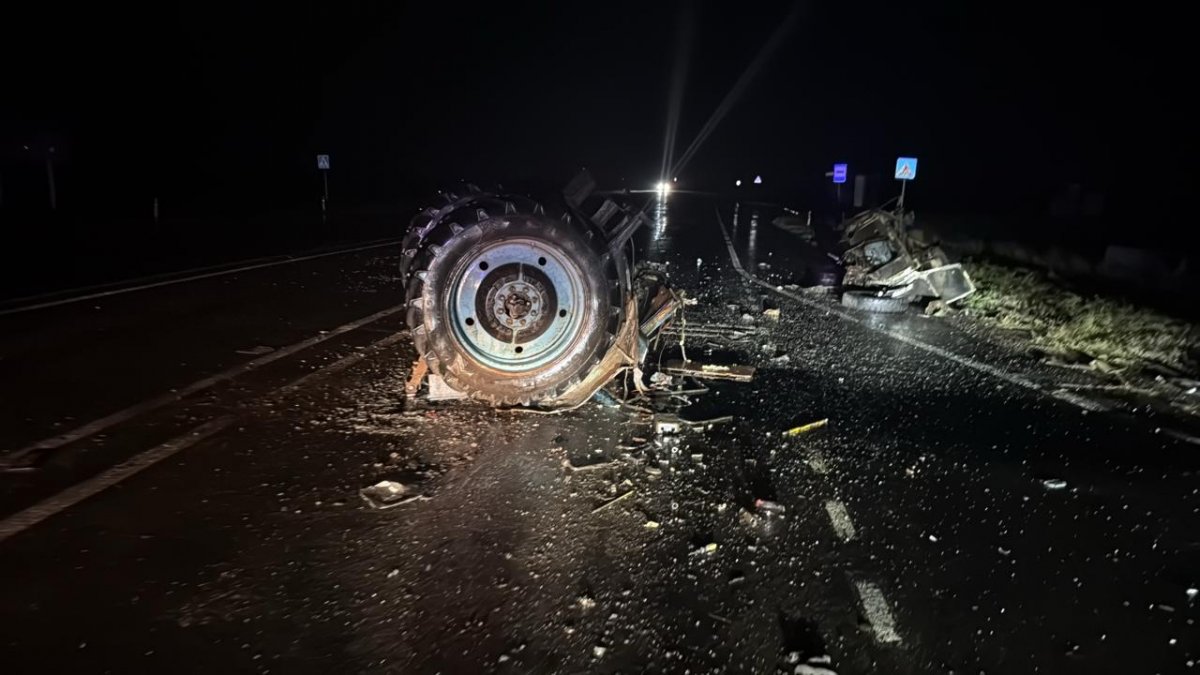 Трактор врезался в Mitsubishi Pajero на трассе Екатеринбург – Алматы