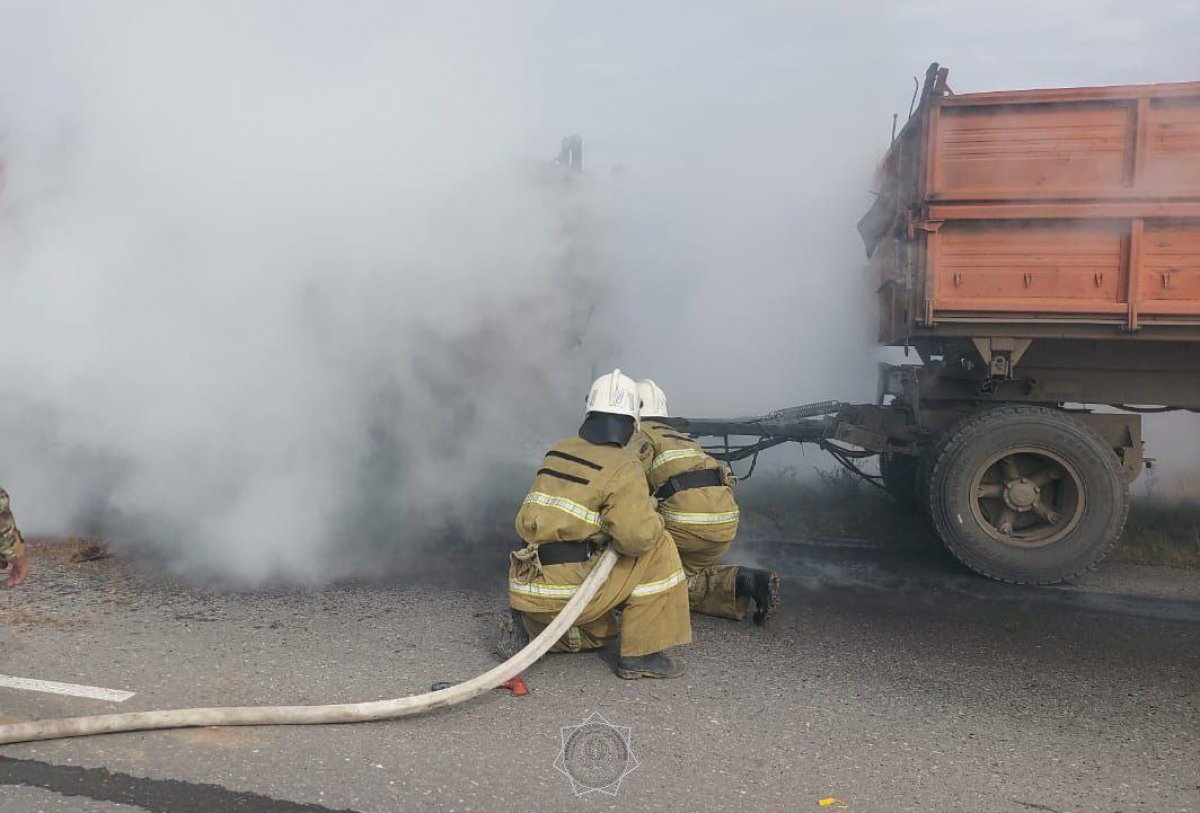 Грузовик с зерном загорелся на трассе в Акмолинской области