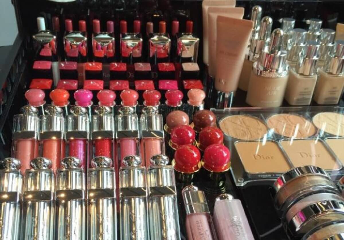 На 196 тыс. тенге оштрафовали женщину за макияж памятнику в Астане