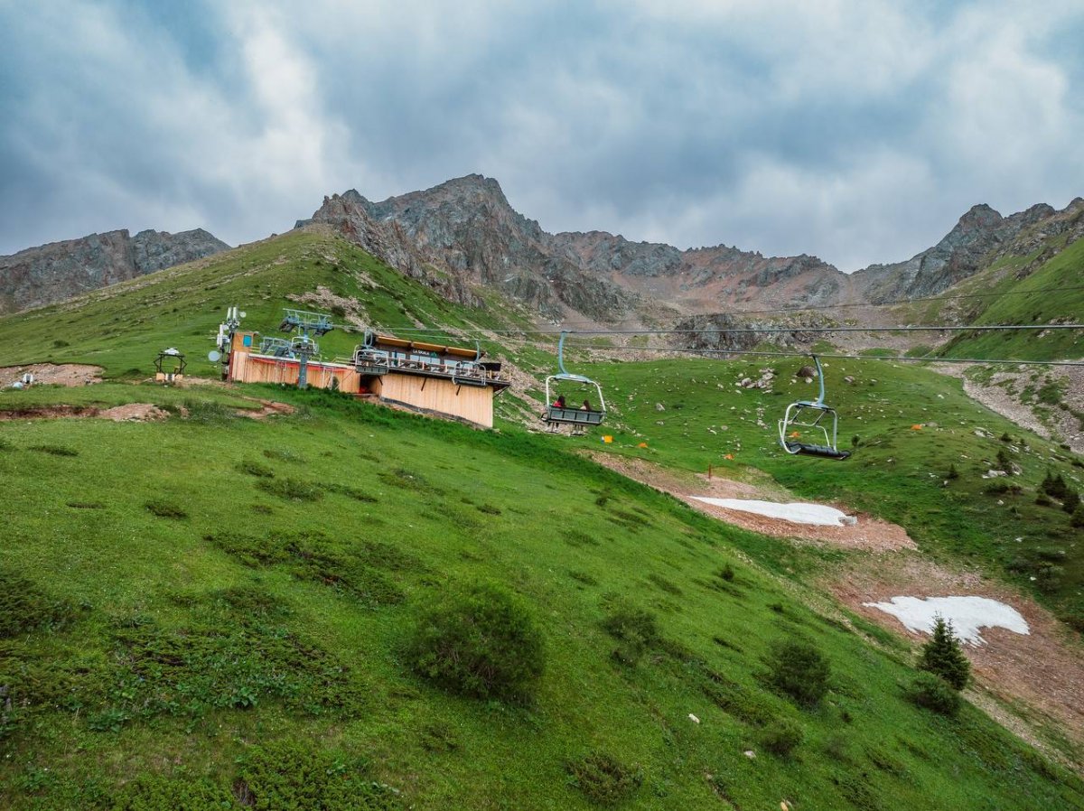 Три канатные дороги на "Шымбулаке" закроют до ноября