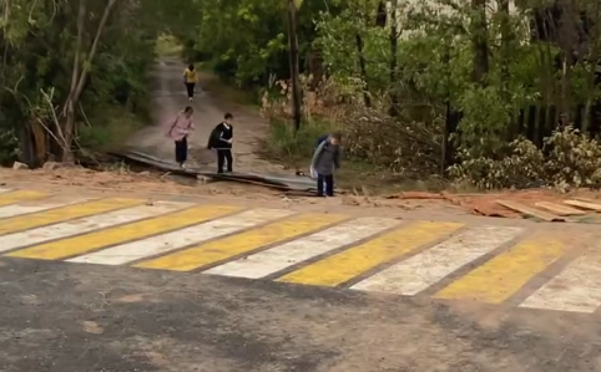 Ковры вместо дороги: интересное решение нашли астанчане (ВИДЕО)