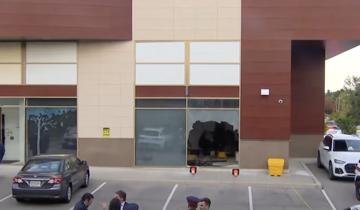 Автомобиль врезался в детский сад в Канаде (ВИДЕО)