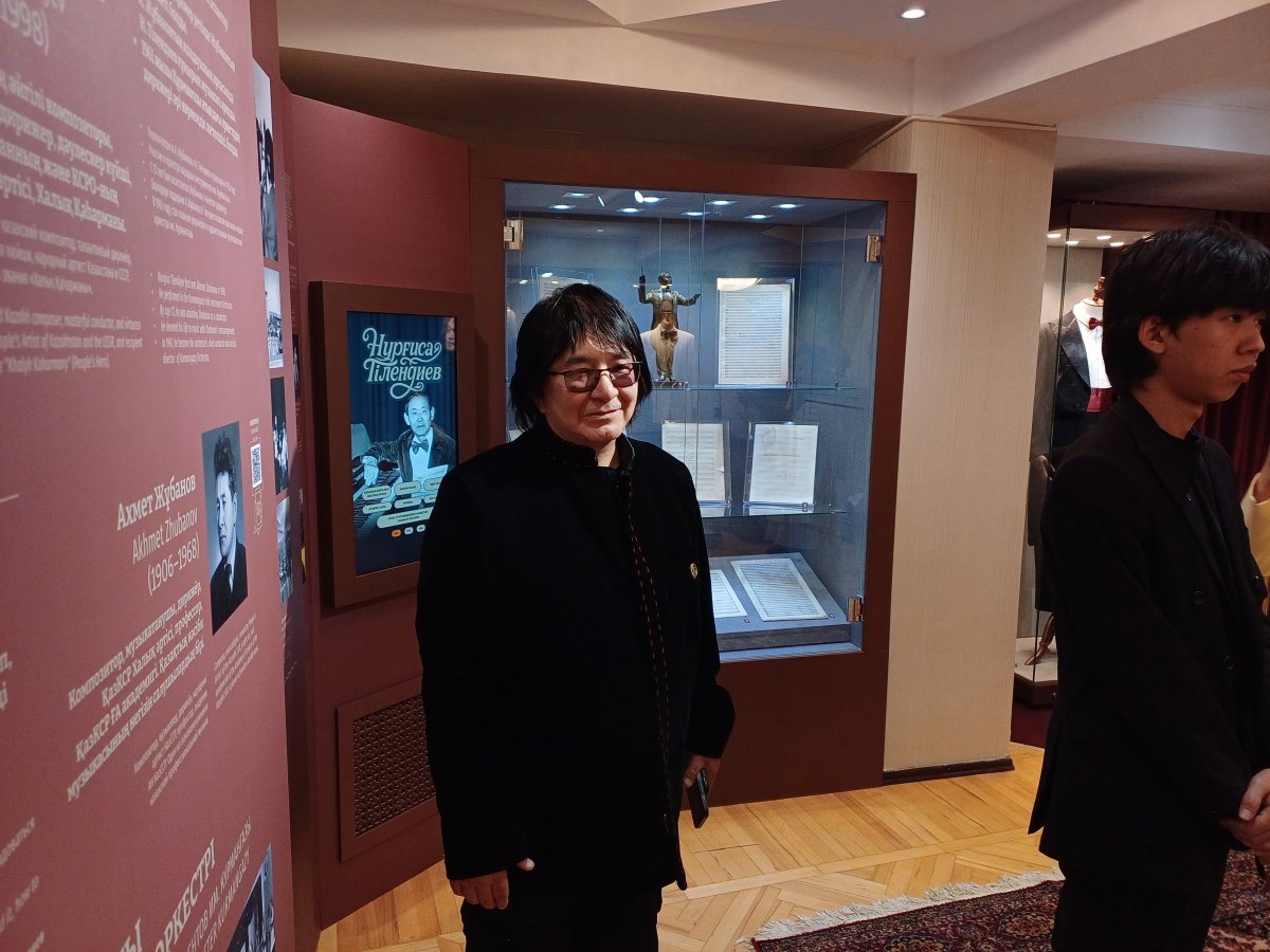 Скрипач Марат Бисенгалиев посетил квартиру-музей Нургисы Тлендиева в Алматы