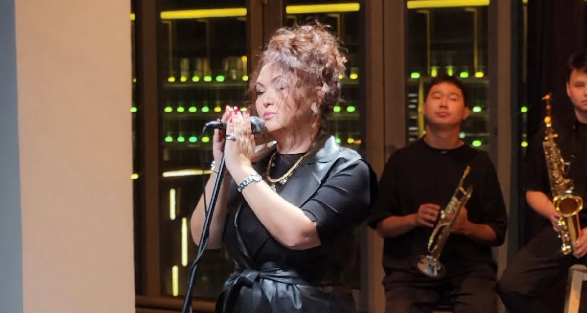 Сестра Баян Алагузовой исполнила "дикий танец" с молодым певцом (ВИДЕО)