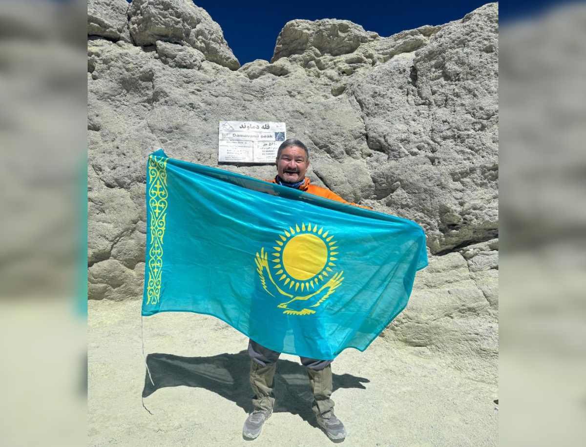 Флаг Республики Казахстан побывал на самой высокой точке Ближнего Востока