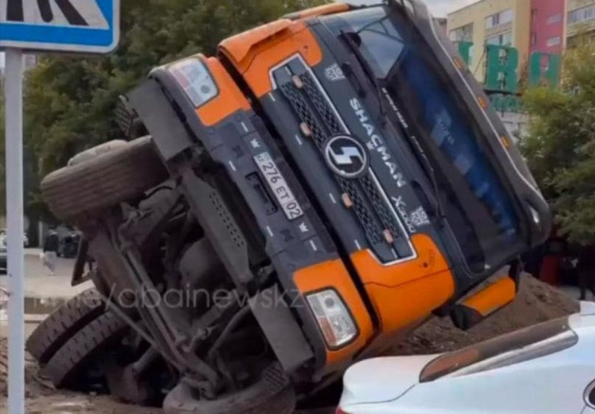 Грузовик провалился в яму на обновленной улице в Семее