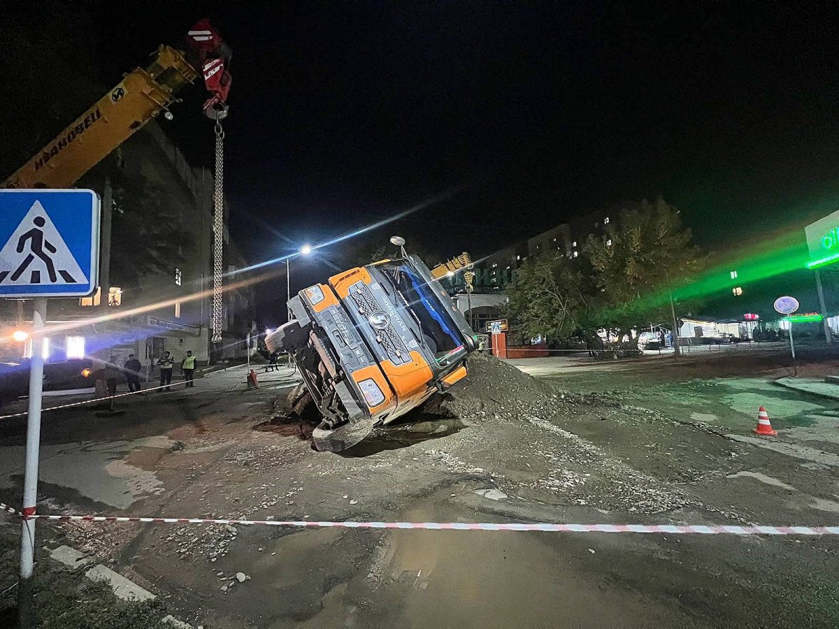 Самосвал провалился в яму в центре Семея