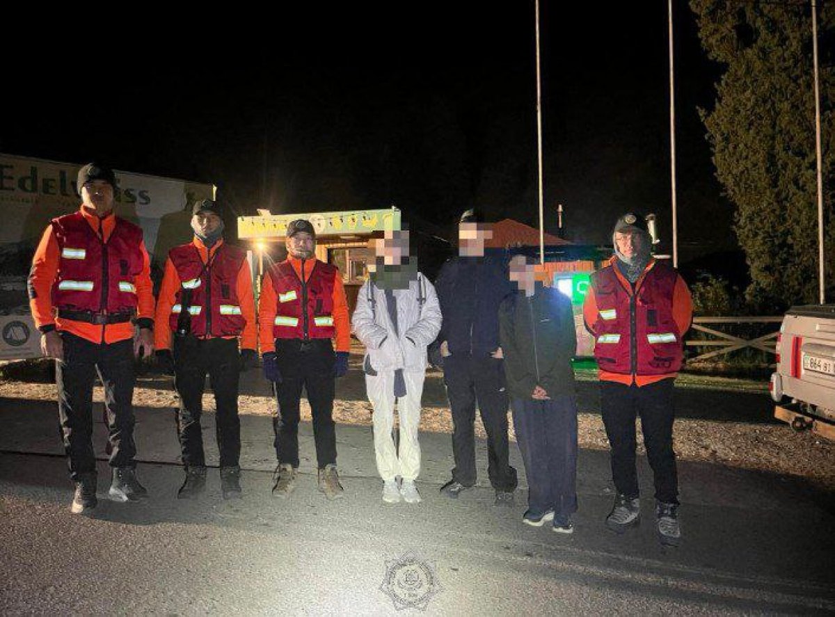 Люди застряли ночью на высоте более 3 тысяч метров в горах под Алматы