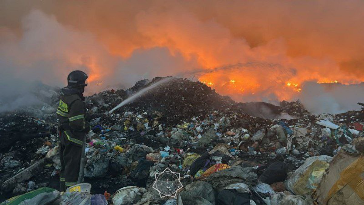 Мусорный полигон горит в Алматинской области (ВИДЕО)