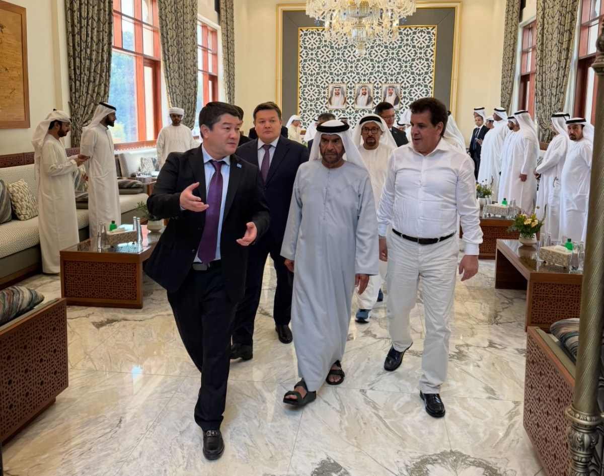 Аким Мангистауской области встретился с шейхом Суруром бин Мухаммед Аль Нахаяном