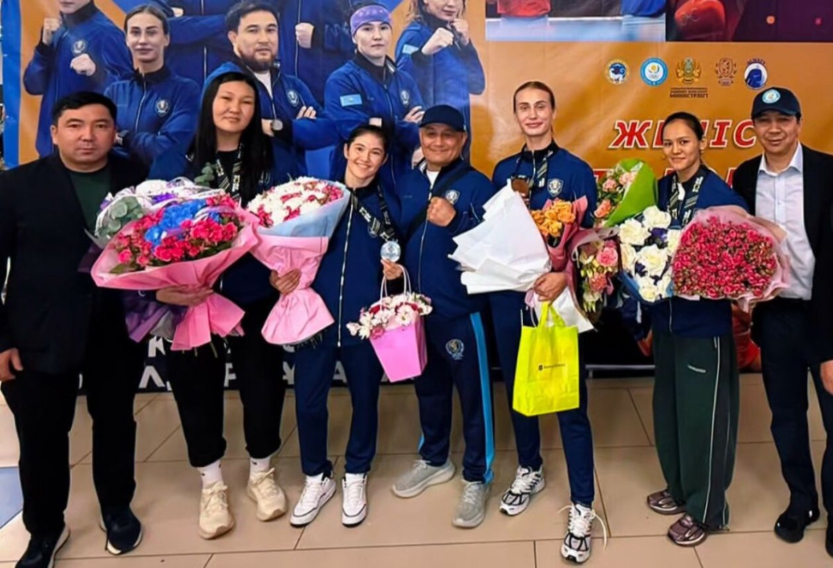 Женскую сборную по боксу торжественно встретили в аэропорту Алматы (ВИДЕО)