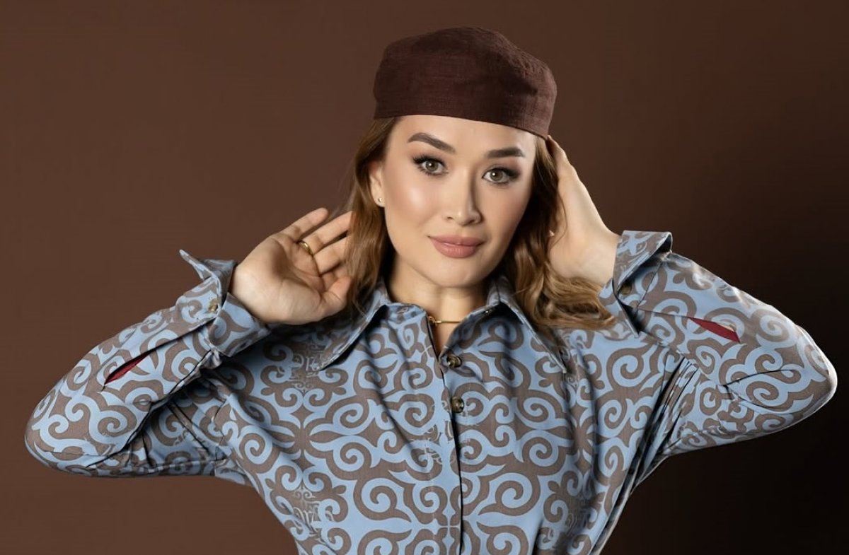 Келин Розы Рымбаевой предстала в наряде с национальным орнаментом