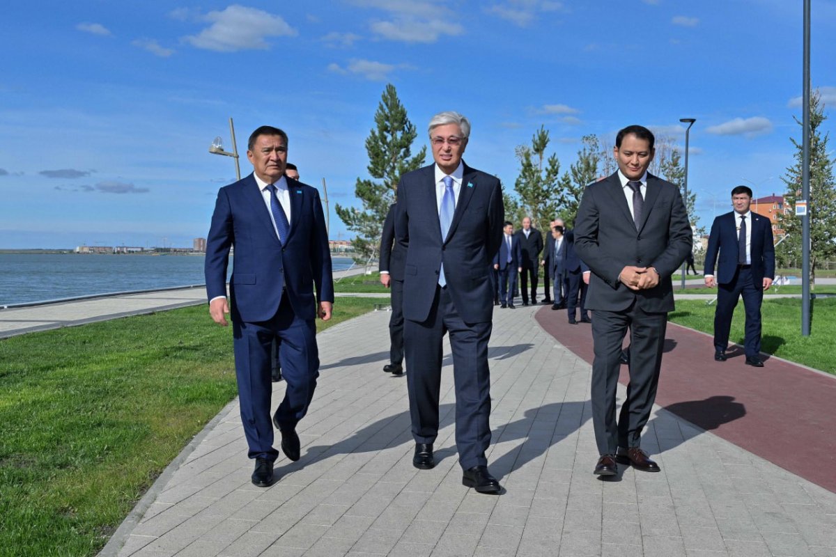 Глава государства осмотрел новую набережную в Кокшетау