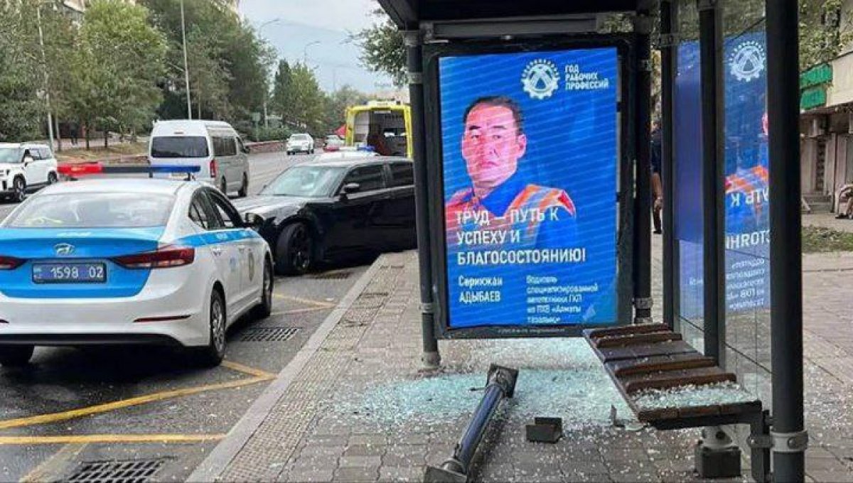 Автомобиль въехал в остановку в центре Алматы