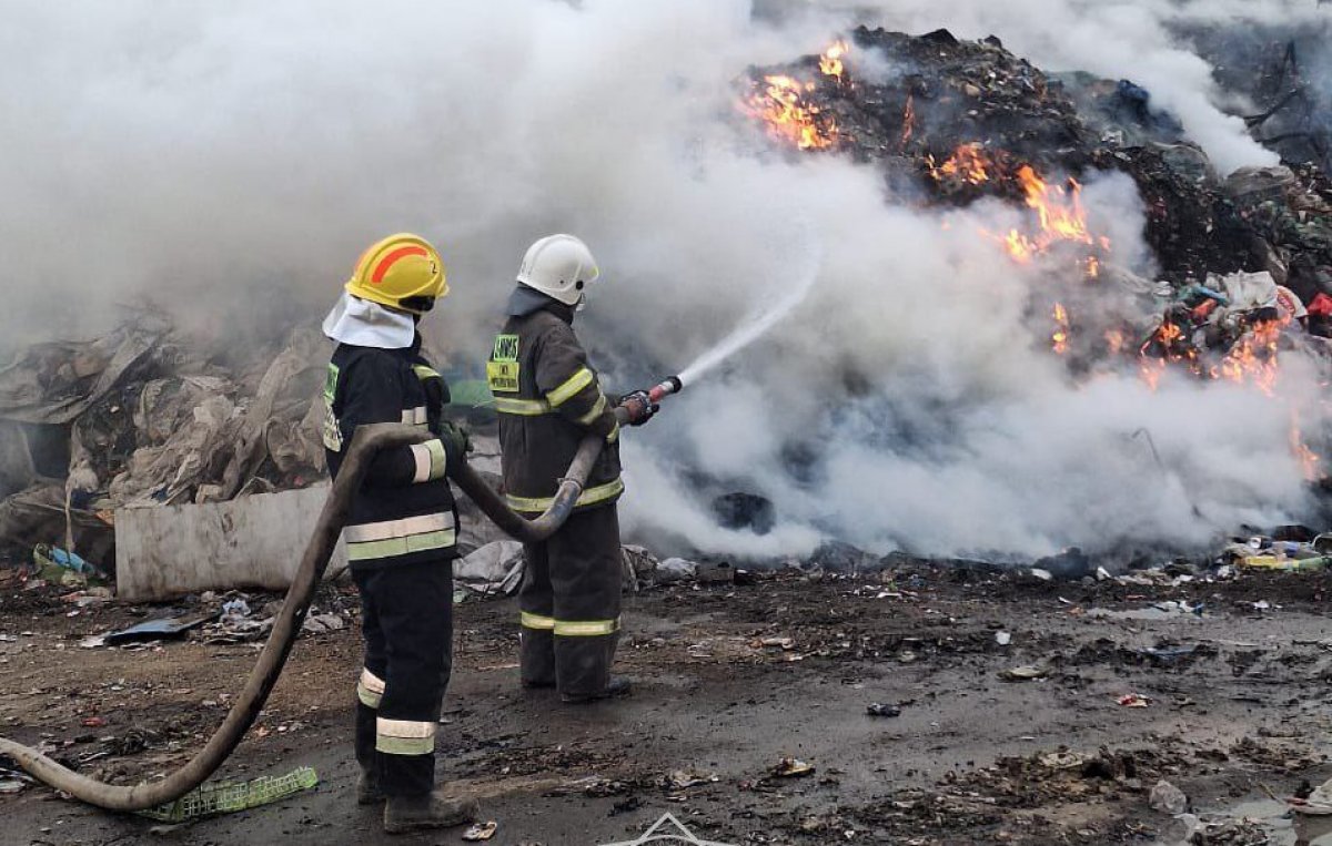 200 человек тушат пожар на мусорном полигоне в Алматинской области (ВИДЕО)