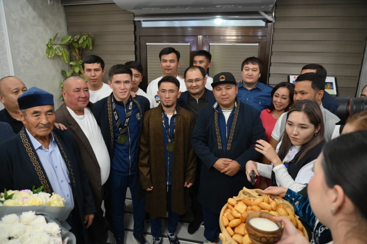 Чемпионов мира по боксу встретили в Шымкенте