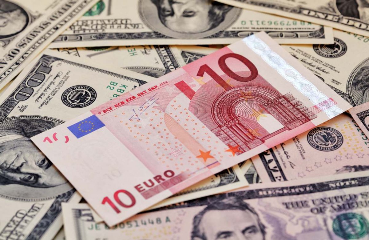 Доллар продолжает расти в паре с евро