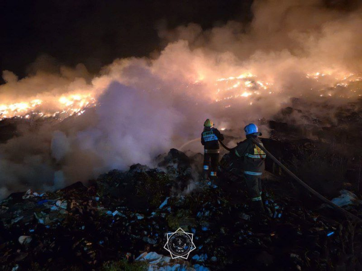 Спасатели круглосуточно тушат пожар на полигоне ТБО в Алматинской области (ВИДЕО)