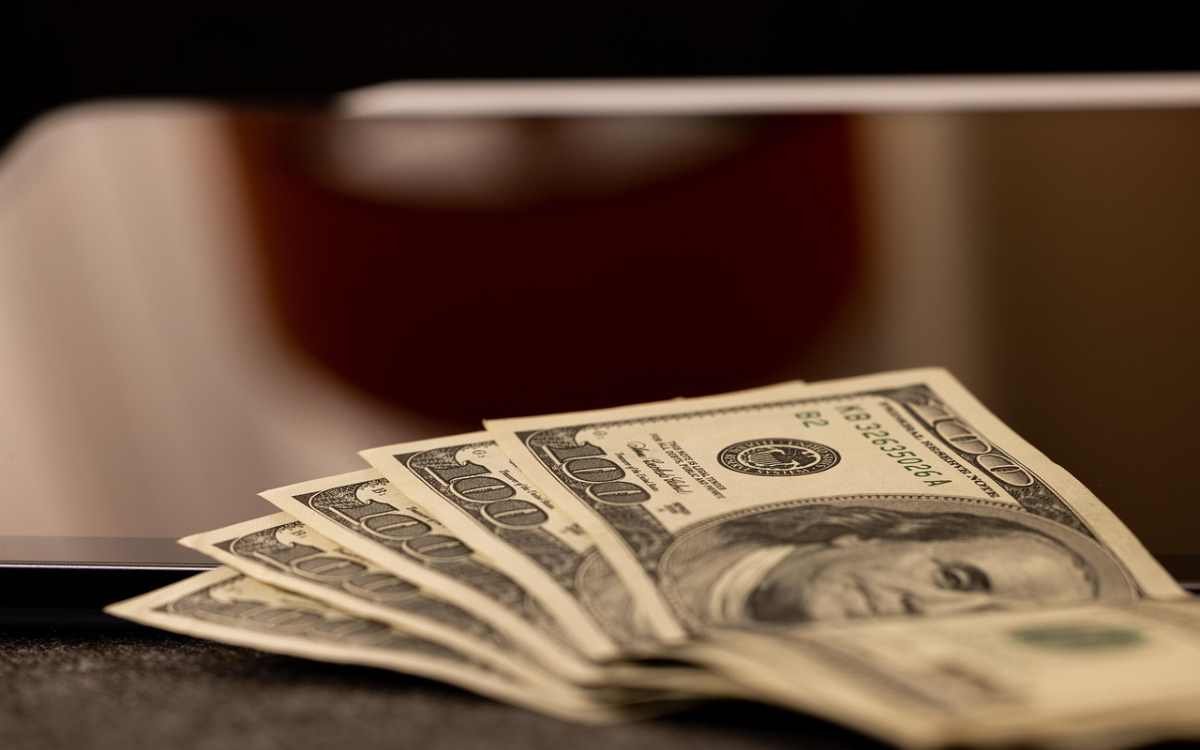 Доллар продолжает рост на торгах