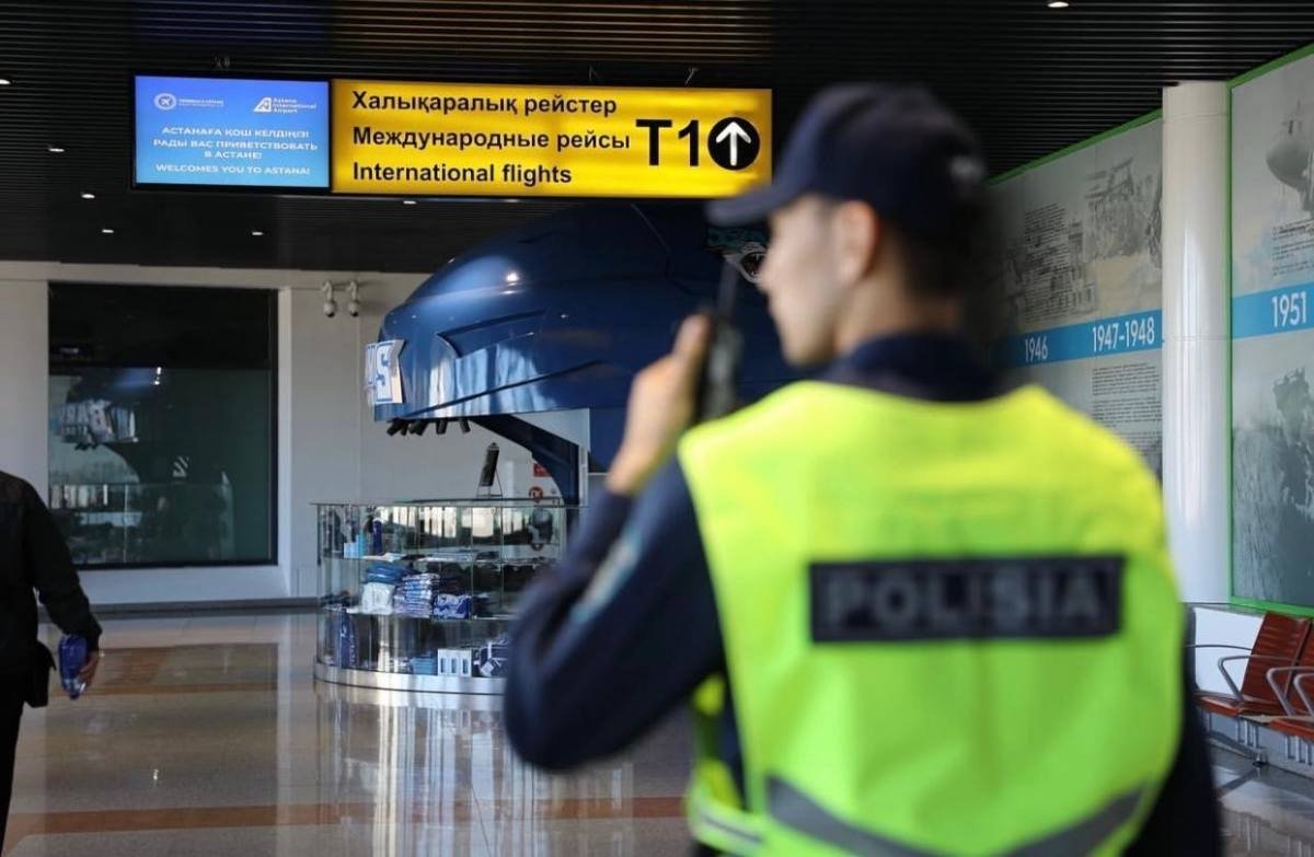 Пассажиров сняли с рейса Астана-Актобе и надели наручники