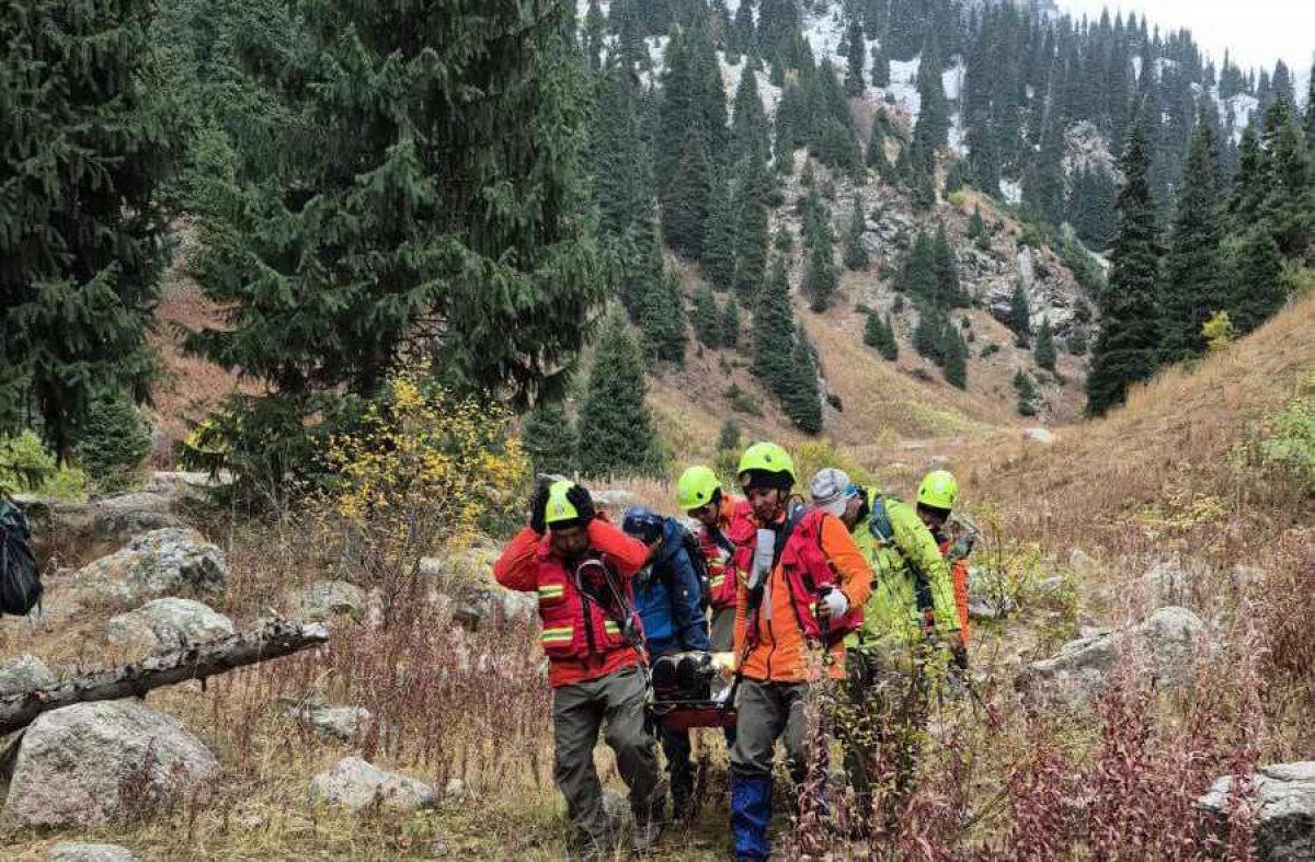 Турист из Словакии сломал ногу в горах Алматы