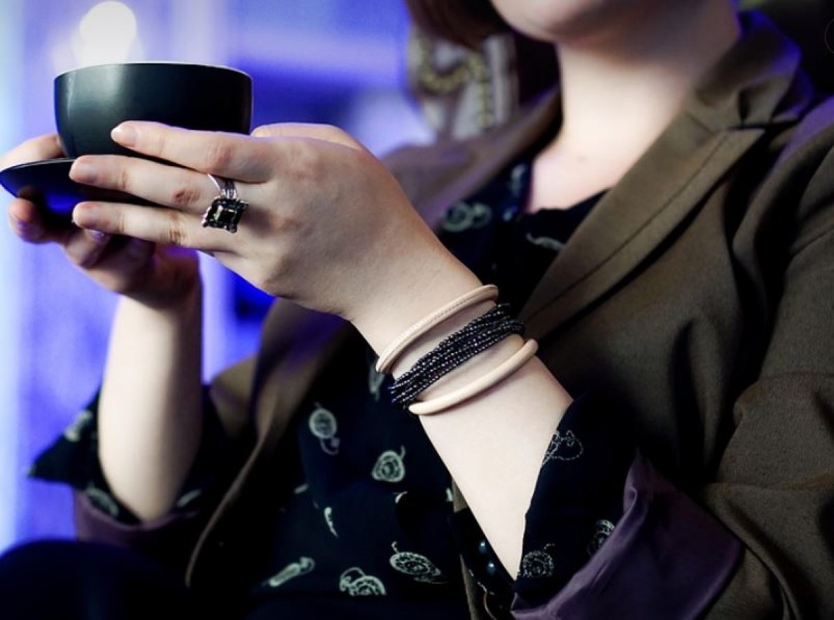 Девушка заставила официанта вытирать ее ноги в Алматы: она задержана