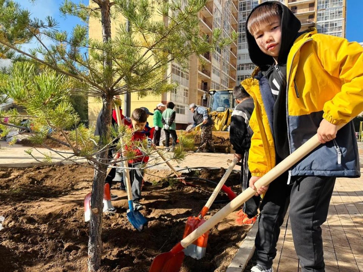 Астана вышла на масштабный субботник: тысячи жителей очищают столицу
