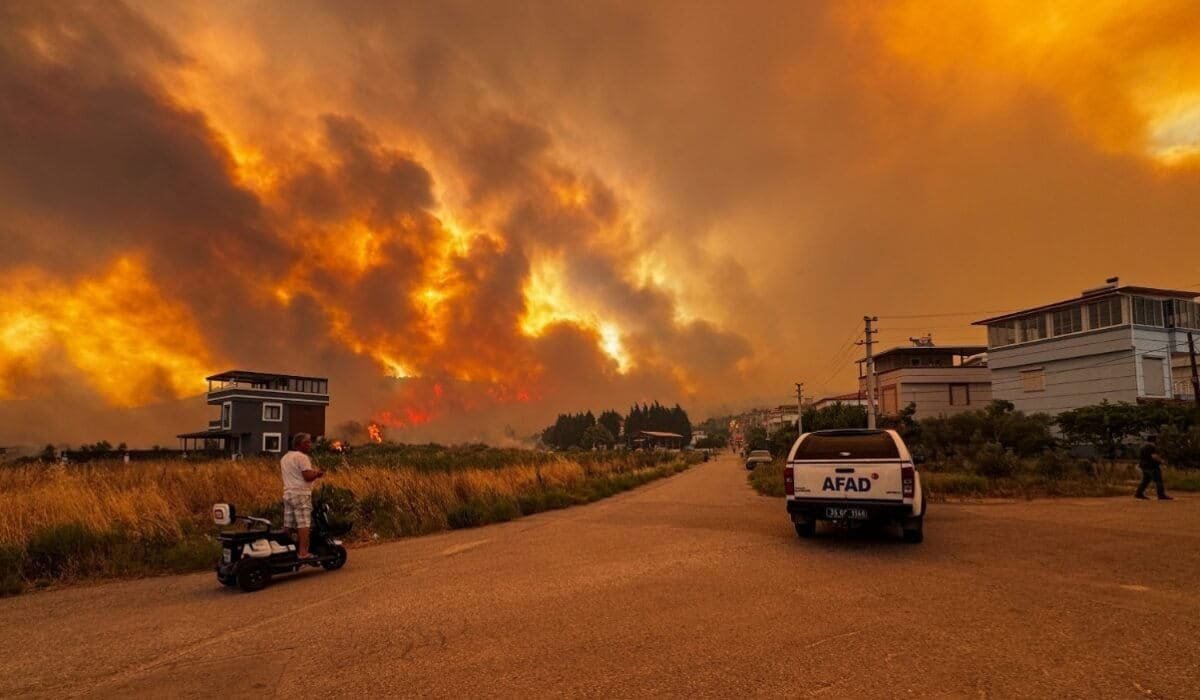 Лесные пожары в Анталье добрались до курортов: туристов эвакуировали из отелей среди ночи