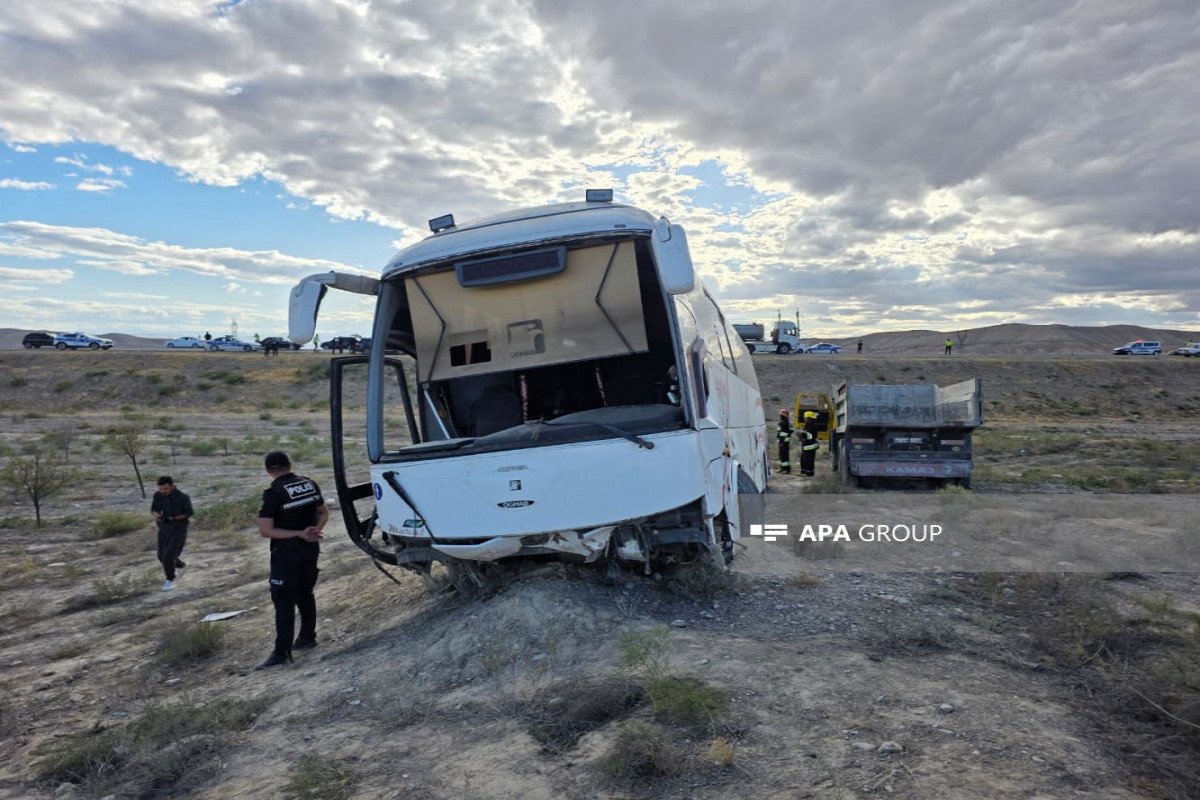 В Азербайджане автобус сорвался в овраг: пострадали 16 человек, среди них ребенок