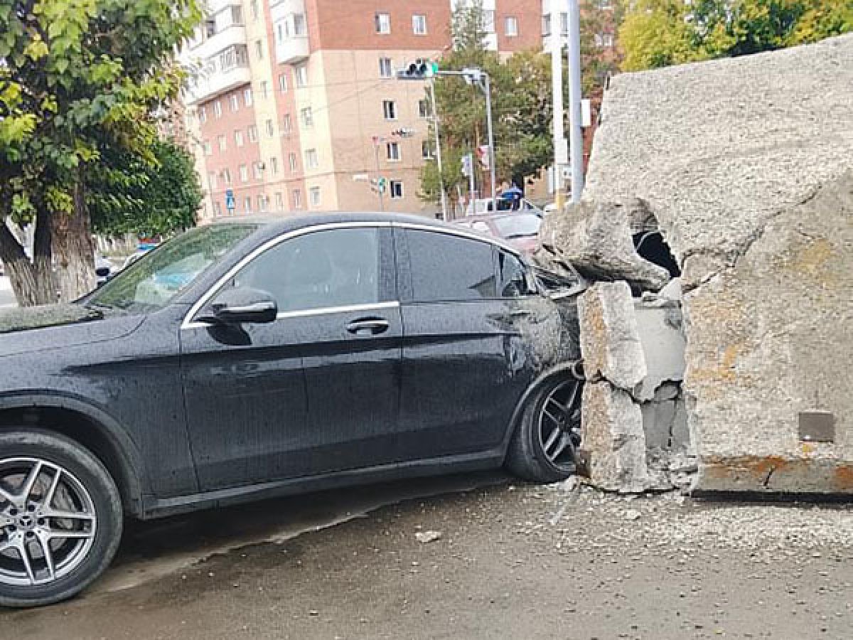 Бетонная плита упала на припаркованный Mercedes в Костанае