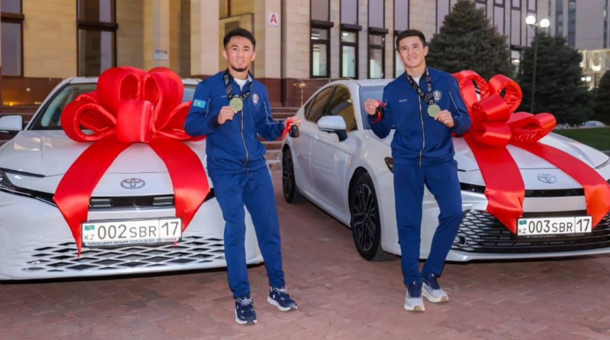 Братья Сабырхан получили подарки от акима Шымкента