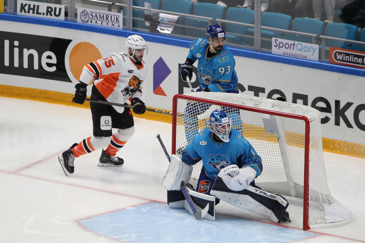 Вратарь национальной сборной и ХК "Барыс" признан лучшим хоккеистом Казахстана прошедшего сезона