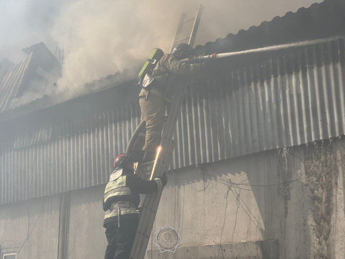Пожар разгорелся в районе рынков "Шапагат" и "Алем" в Астане (ВИДЕО)