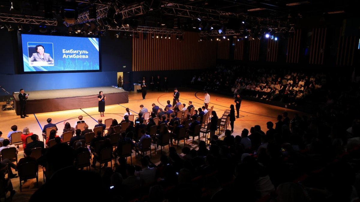 Лучших представителей рабочих профессий отметили на форуме в Караганде
