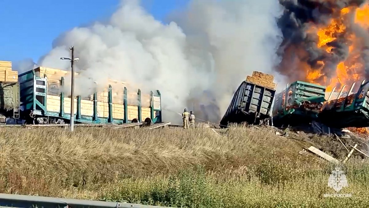 18 вагонов с бензином сошли с рельсов при ДТП с грузовиком в России