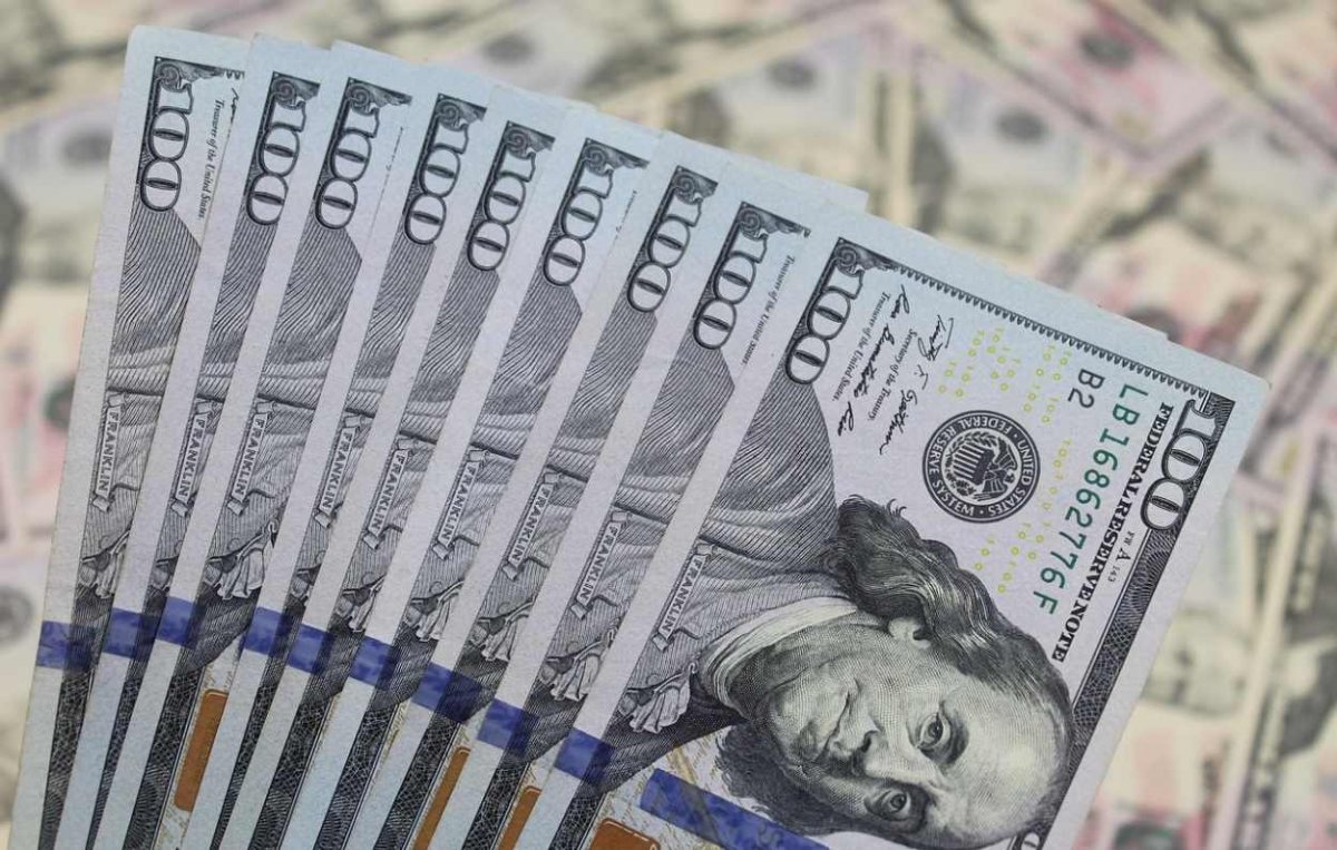 Курс доллара вырос на торгах до 544 перед выходными