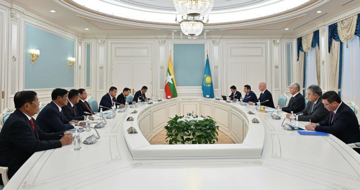 Токаев провел переговоры с и.о. президента Мьянмы в Астане