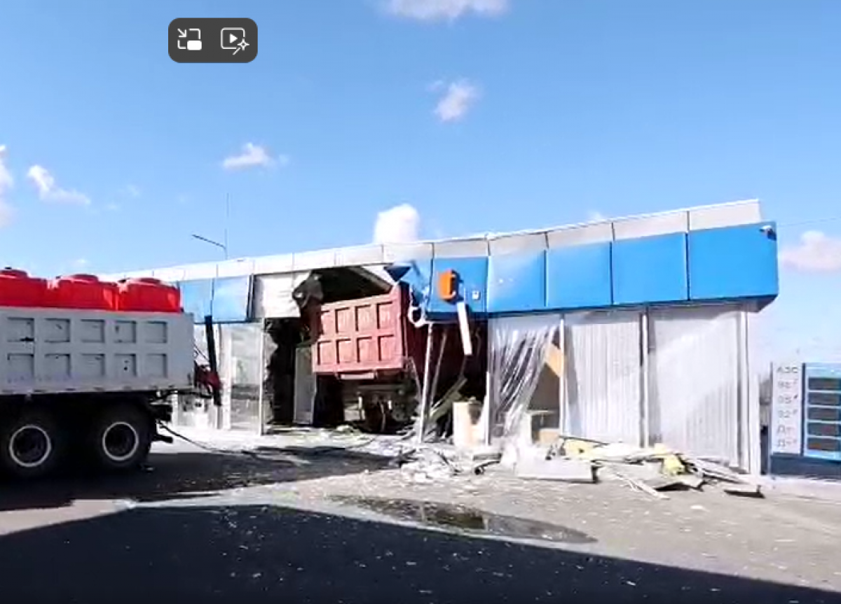 Грузовик врезался в АЗС в Костанайской области