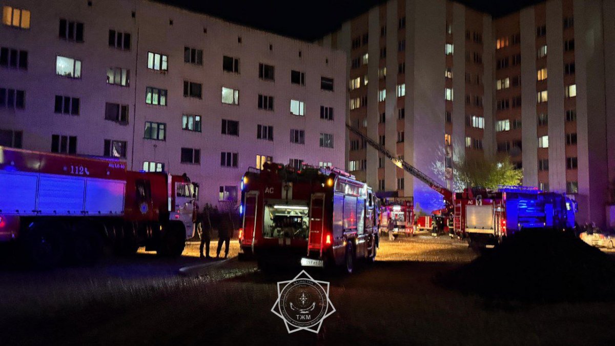 Около 30 человек эвакуировали из горящего дома в Кокшетау (ВИДЕО)