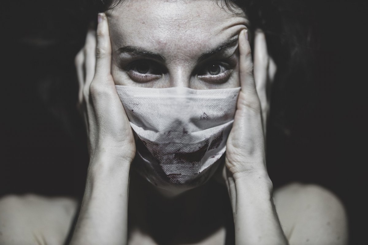 Женщину изнасиловала группа людей у церкви