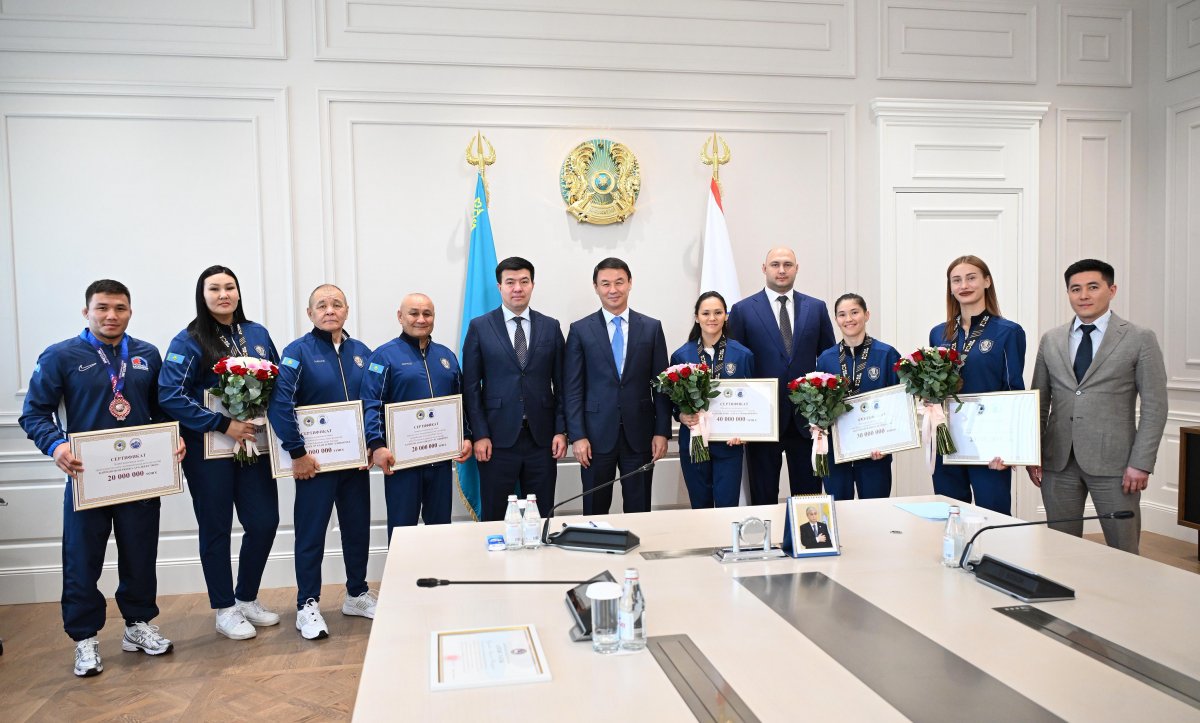 Алматинцы получили денежные премии от акима за победы на ЧМ по боксу и борьбе