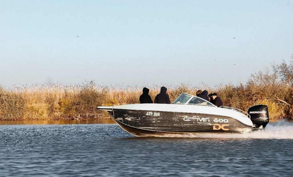 Неизвестные в масках атаковали катер береговой охраны в Атырауской области