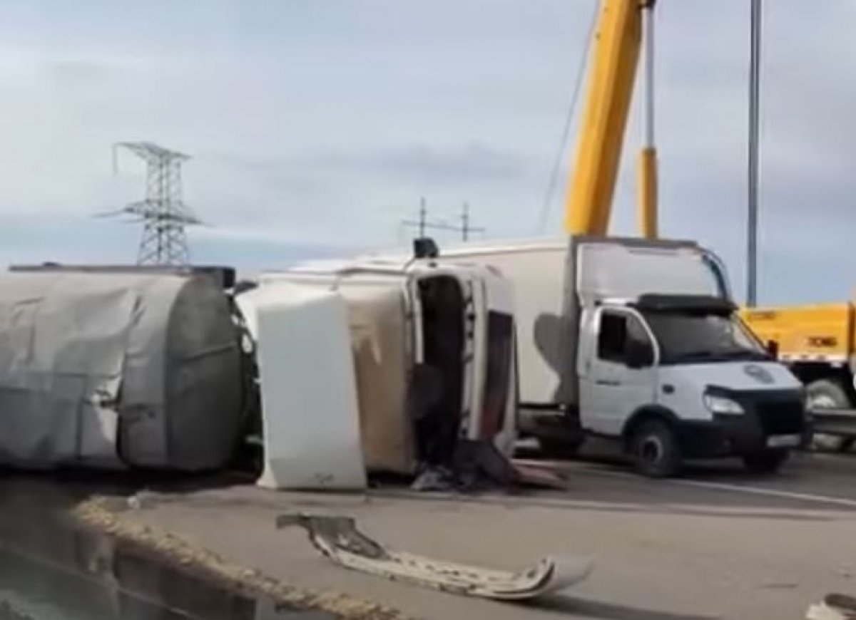 Фура опрокинулась набок в Мангистау (ВИДЕО)