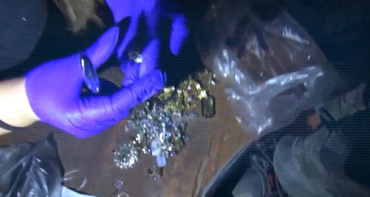 Связали и угрожали: у алматинца вынесли из дома 500 млн тенге