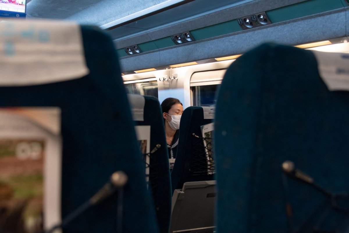 Девушка бросила камень в поезд Кокшетау – Нурлы Жол, опоздав на посадку